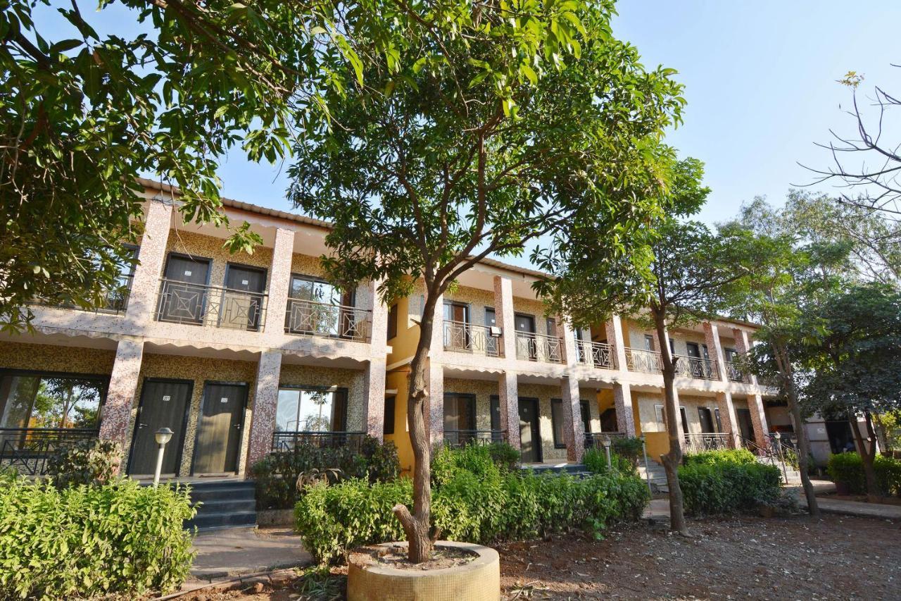 Oyo Midway Park Resort Atgaon Extérieur photo